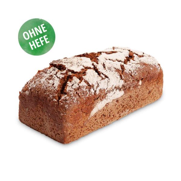 Ein rustikales Roggenvollkornbrot mit einer bemehlten, rissigen Oberfläche trägt die Aufschrift „OHNE HEFE“ in einem grünen Kreis und ist somit hefefrei.