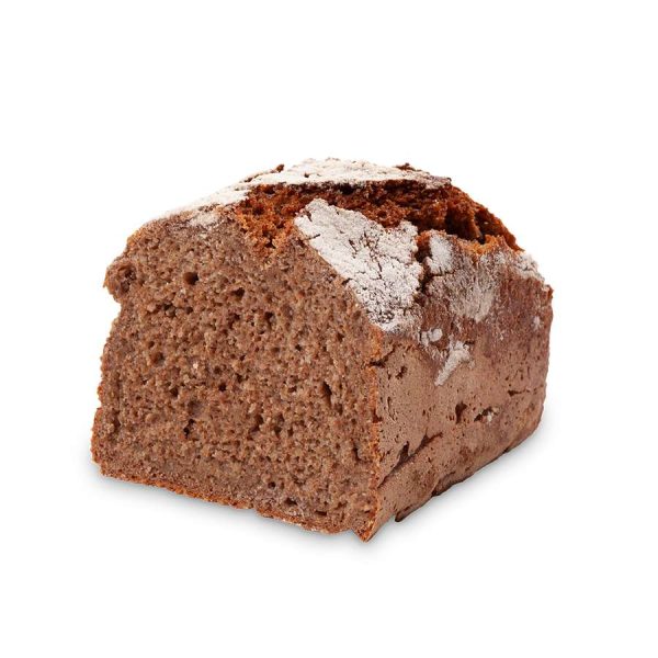Ein halber Laib Roggenvollkornbrot mit seinem dunklen, rustikalen Charme und der knisternden, mit Mehl bestäubten Kruste liegt auf einem weißen Hintergrund. Seine Textur wirkt dicht und leicht grob.