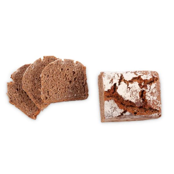 Auf der linken Seite sind drei Scheiben Roggenvollkornbrot aufgefächert, auf der rechten Seite liegt ein teilweise aufgeschnittener, mit Mehl bestäubter Laib Roggenvollkornbrot vor einem makellos weißen Hintergrund.