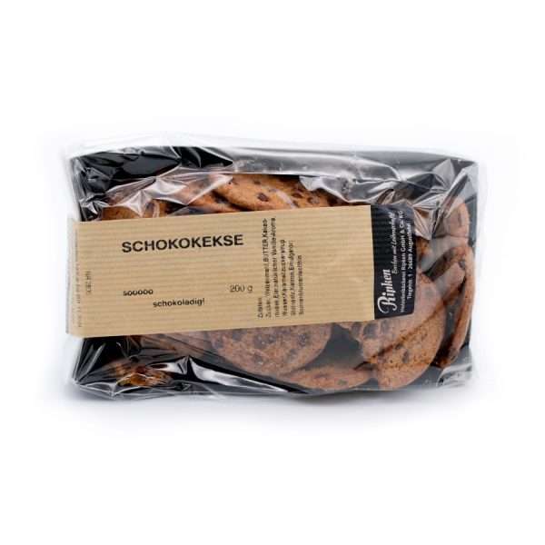 Eine durchsichtige Plastikverpackung mit Schokoladenkeksen in einer schwarzen Papier-Schale mit der Aufschrift „Schokokekse“.