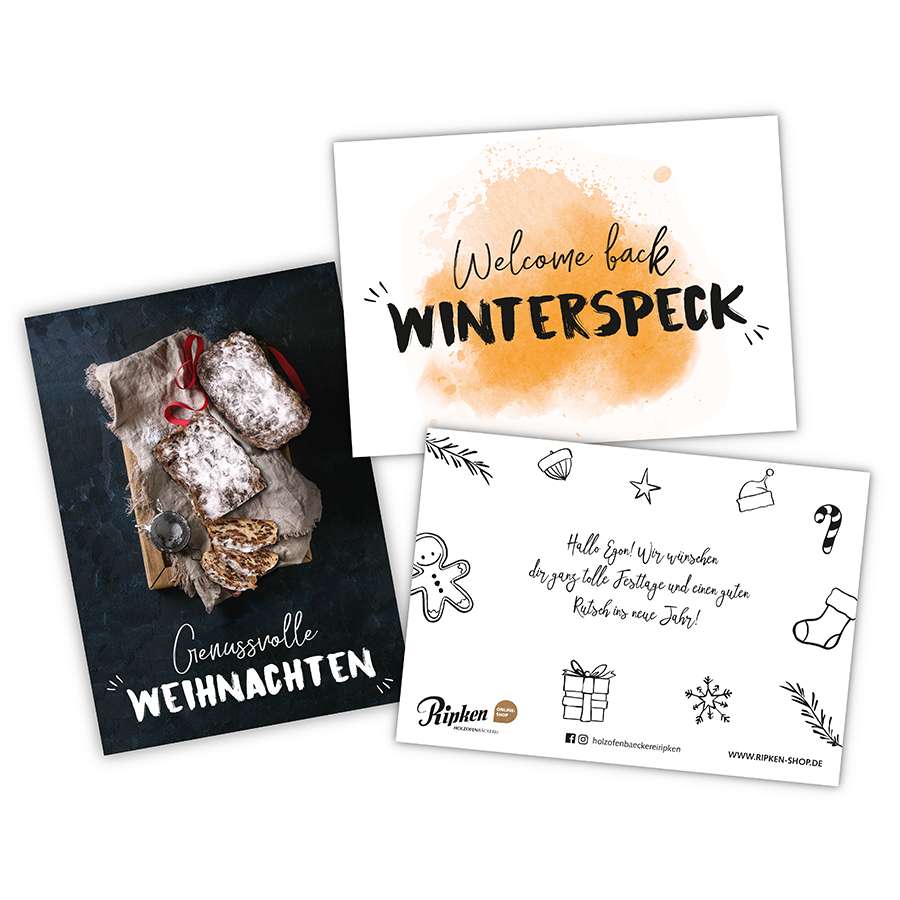 Drei festliche Karten mit einzigartigen Designs: ein deutscher Text mit Brot auf schwarzem Grund, ein orangefarbener „Winterspeck“-Willkommensgruß in Aquarellfarbe und saisonale Symbole wie Schneeflocken und Socken. Personalisiere Deinen Holzofenstollen mit einem persönlichen Gruß.