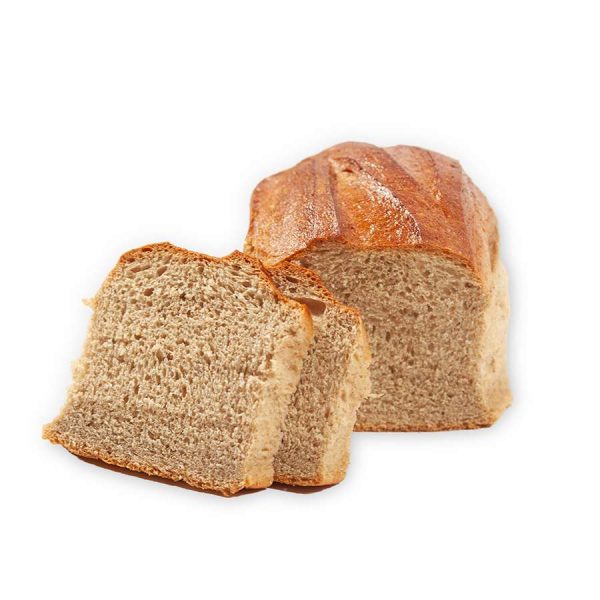 Ein Laib Ammerländer Roggenstuten mit glänzender, goldbrauner Kruste ist teilweise aufgeschnitten, wobei zwei dicke Scheiben aufrecht vor dem nicht aufgeschnittenen Teil stehen. Das Brot ist von vorne fotografiert und steht auf einem weißen Hintergrund.