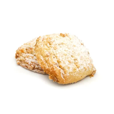 Zwei weiche, krümelige Bobbes mit Marzipan und Rosinen, leicht mit Puderzucker bestäubt, liegen leicht übereinander gestapelt. Ihr goldbrauner Farbton und ihre strukturierte Oberfläche heben sich vom schlichten weißen Hintergrund ab.