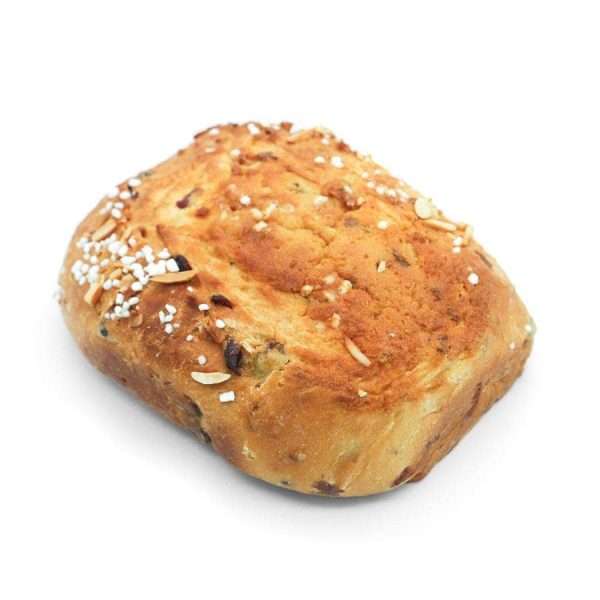 Ein einzelner, rechteckiger Advendtsstuten mit goldbrauner Kruste, bestreut mit grobem Zucker, gehobelten Mandeln und Trockenfrüchten auf weißem Hintergrund.