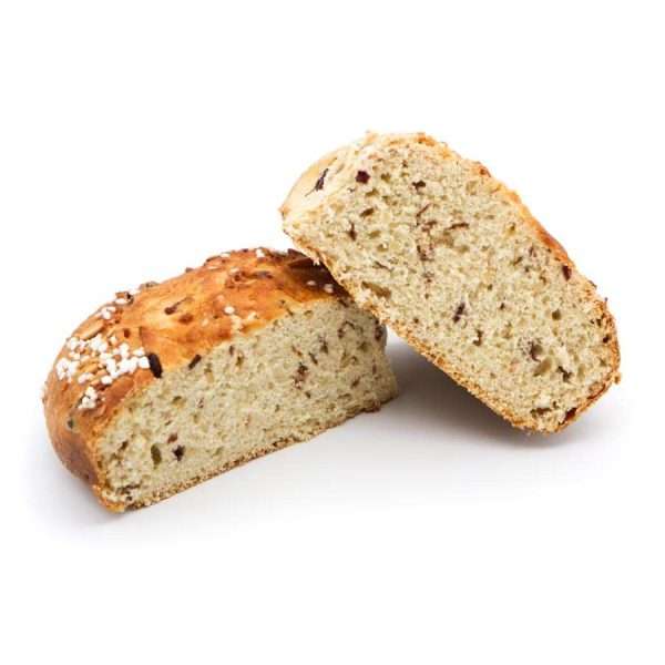 Zwei Scheiben Adventsstuten mit goldbrauner Kruste, bestreut mit grobem Zucker und kleinen Stücken von Nüssen und Trockenfrüchten, isoliert auf weißem Hintergrund.